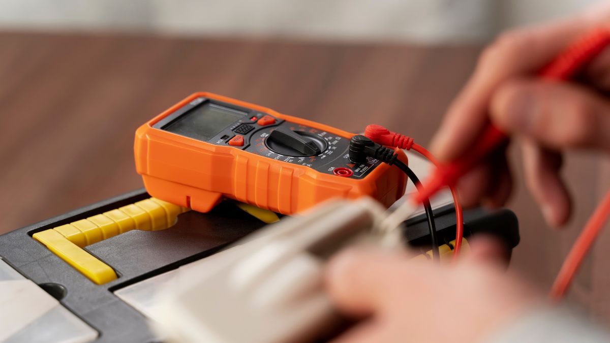 اندازه‌گیری ولتاژ باتری موتورسیکلت با مولتی‌متر برای تشخیص سالم بودن یا ضعیف شدن باتری