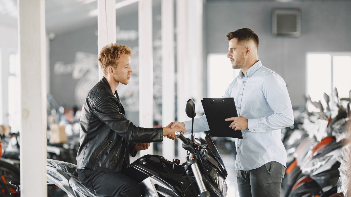 بررسی مدارک موتور سیکلت و تطبیق شماره شاسی و شماره موتور در مرکز تعویض پلاک 